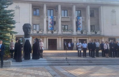 Президентът Радев откри паметника на Васил Левски в Троян