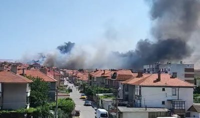 Пожар бушува край Карнобат
