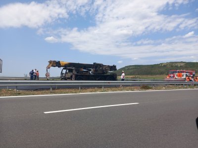 Камион с вишка горя на автомагистрала "Хемус", образува се километрично задръстване