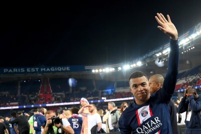Френската футболна звезда Килиан Мбапе остана извън състава на Пари