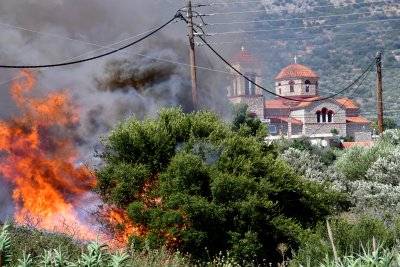 Огнено бедствие в Гърция, евакуират Корфу и Родос (Снимки)