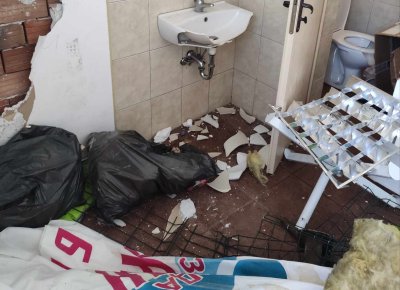 Група деца разруши съблекалнята на футболно игрище в Чепеларе
