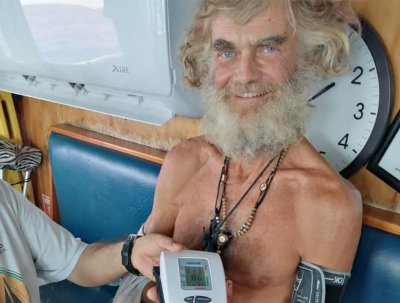 Моряк и кучето му бяха спасени след два месеца в Тихия океан