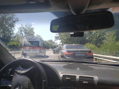 Верижна катастрофа с три коли блокира трафика по пътя Созопол Бургас