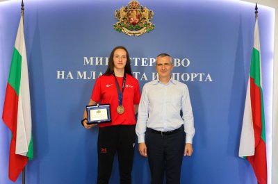 Димитър Илиев награди таекуондистката Калина Бояджиева след успеха ѝ на Европейските игри в Полша