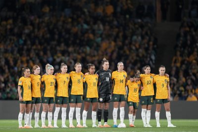 Австралия стартира с трудна победа с 1 0 в Сидни над