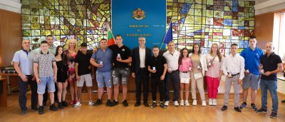 Димитър Илиев награди медалистите от европейското първенство по вдигане на тежести за кадети до 15 и 17 г.