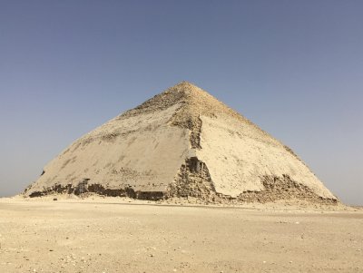 Скосената Огънатата пирамида в царския некропол Дашур в близост до