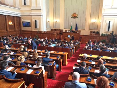 Скандали в парламента заради промяната в дневния ред