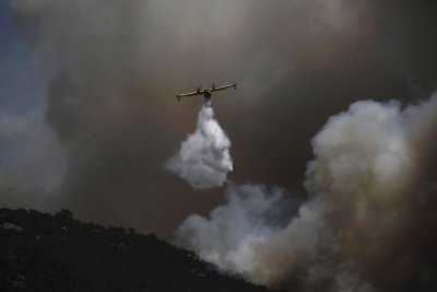 Европейски страни изпращат помощ на Гърция в битката с горските пожари