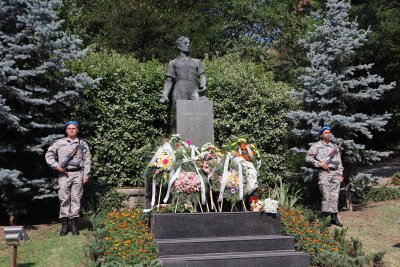 С поклонение пред паметника на Васил Левски на централната алея
