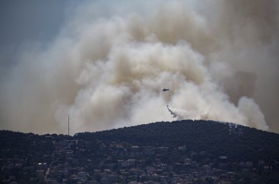 Голям горски пожар бушува край жилищен район в турския окръг Хатай