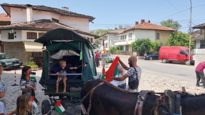 С четири деца и куче: Семейство пътува с каруца от Франция до Палестина (Снимки)