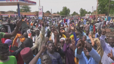 Превратът в Нигер: Протести срещу спряната помощ от Франция
