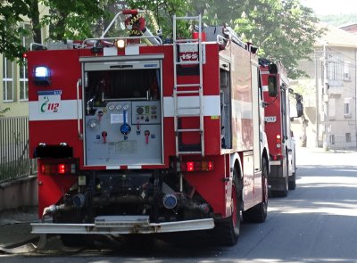 Пожарникари от Попово са свалили дете качило се на покрив