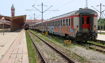 Закъснения на влакове и безпорядък на гарите заради забавянето по линията София - Варна