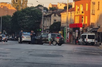 Катастрофа на централно кръстовище в София забавя движението на трамваите 20 и 22
