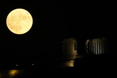 Суперлуна огря храма на Посейдон в Гърция