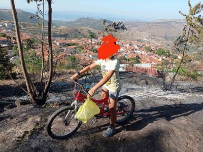 Жест на благодарност: Дете кара 2 км колелото си, за да занесе вода на пожарникари в Гърция