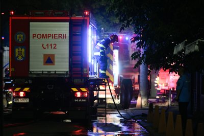 Силен пожар e избухнал снощи в двора на болница в