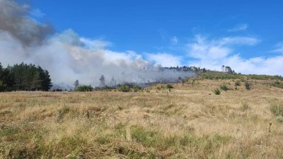 Пожар край първомайското село Искра Пламъците са тръгнали от сухи