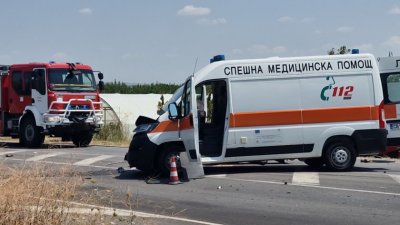 Пациентът от катастрофиралата линейка вчера на пътя Нова Загора Сливен в