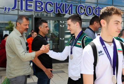 Координаторът на националните отбори Николай Иванов посрещна момчетата под 17