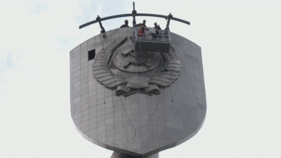 В Киев започна премахването на съветски герб от емблематичен паметник Една