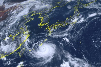 Тайфунът Канун връхлетя Япония