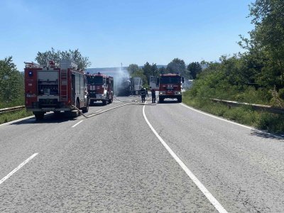 Запалил се камион затвори пътя Русе Бяла в участъка между Борово