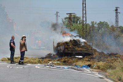 Камион със слама изгоря край Хасково