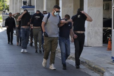 Гръцката съдебна власт повдигна обвинения срещу 104-те арестувани при сблъсъци между футболни фенове на Динамо Загреб и АЕК край Атина