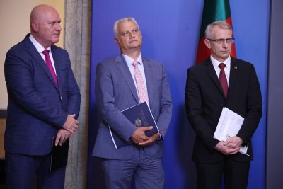 Премиерът Николай Денков и четирима министри дават брифинг в Министерския