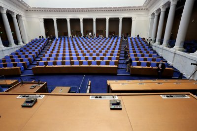 От септември Народното събрание мести заседанията си в бившия Партиен дом