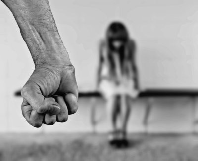 14-годишно момиче е бито и принуждавано да живее на съпружески начала с 20-годишен