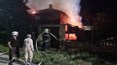 Пожар изпепели къщата на възрастна жена в казанлъшкото село Енина