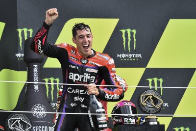 Испанецът Алейш Еспаргаро с Априля триумфира в клас Moto GP