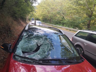 Камък падна върху автомобил на пътя в Кресненското дефиле (СНИМКИ)