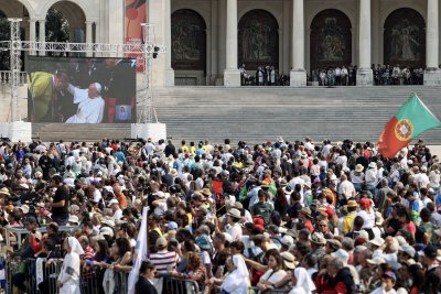 Десетки хиляди приветстваха папа Франциск във Фатима