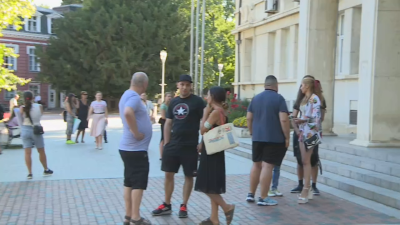 Пред сградата на съда във Варна се събраха много по малко