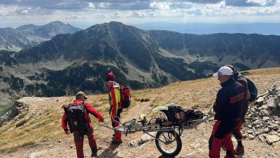 Спасители помогнаха на 70-годишен турист, паднал под връх Вихрен