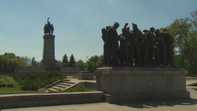 Протест в София: Граждани искат незабавното демонтиране на Паметника на Съветската армия