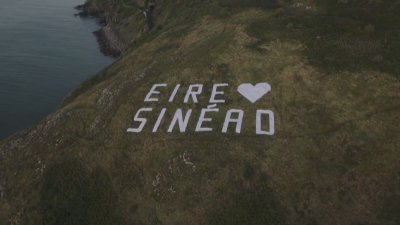 Почетоха Шиниъд О'Конър с огромен надпис край бреговете на Ирландия