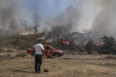 Ограничено е движението на поклонници в Света гора заради пожар