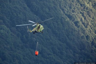 Военен хеликоптер помага при гасенето на горски пожар в Пловдивско