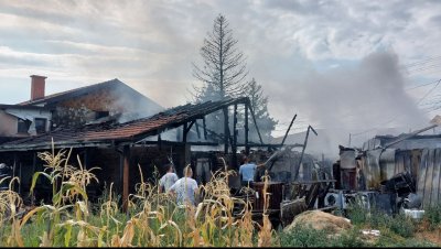 Огнеборци спасиха дома на семейство от пловдивското село Рогош (СНИМКИ)