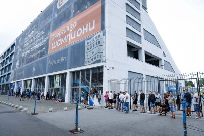 Стотици привърженици на футболния Левски заформиха дълга опашка пред клубния