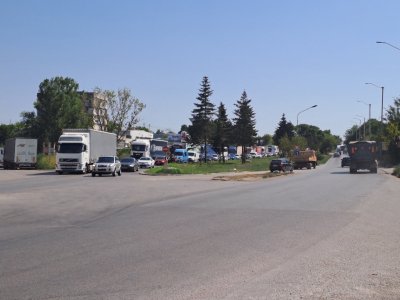 Интензивен е трафикът от румънски коли на ГКПП "Дунав мост" при Русе