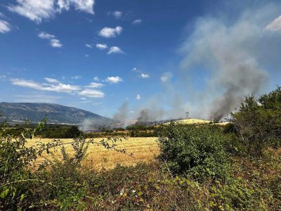 Пожар между карловските села Климент и Войнягово, няма опасност за населението