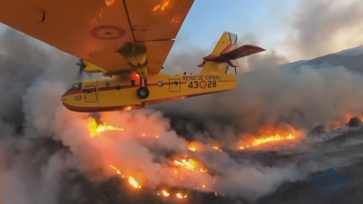 Драматично видео с кадри от въздуха над обхванатия от горски